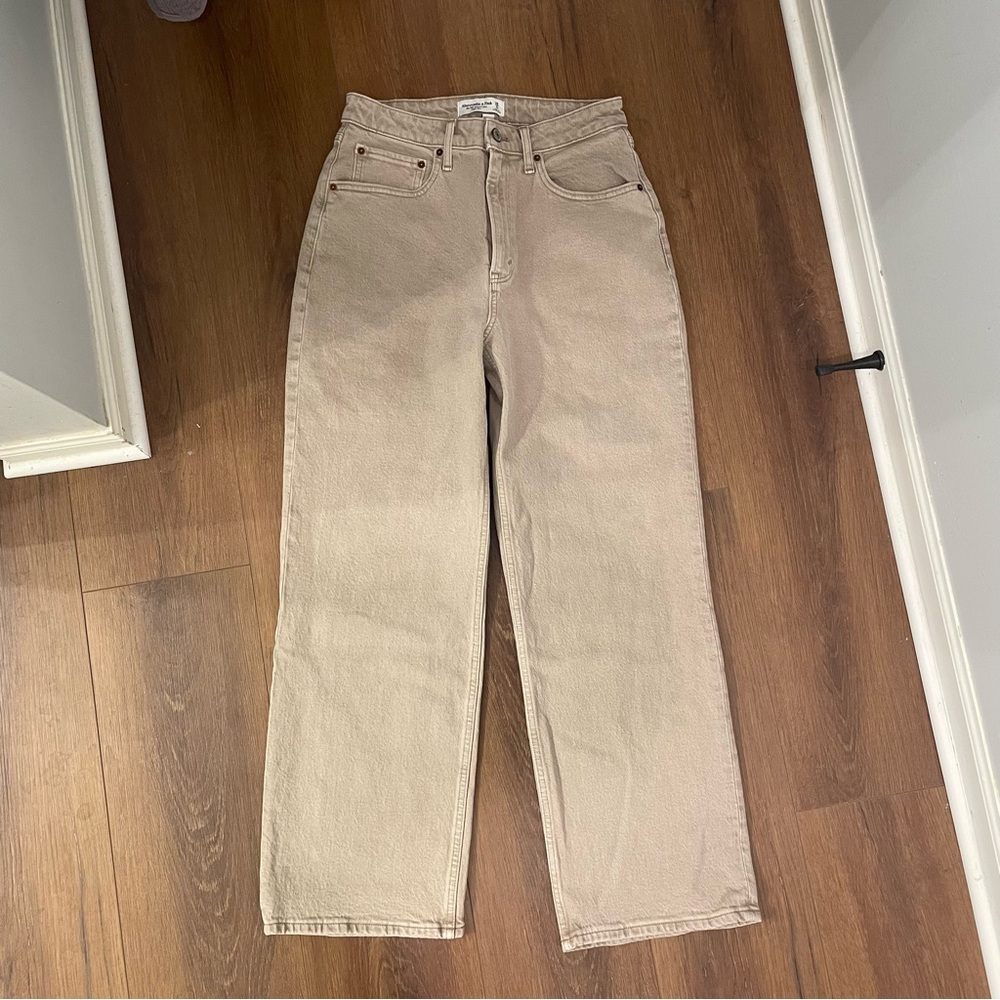 Abercrombie & Fitch The 90’s Relaxed Jean High Rise - 6 Short
